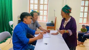 Người dân xã Mường Típ vui mừng khi nhận được quà Quốc Khánh.