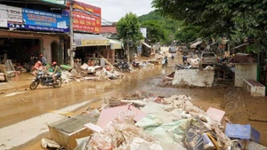 Nước rút, trung tâm xã Tương Dương ngổn ngang bùn đất và đồ đạc của người dân.