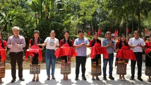 Lãnh đạo Báo Sức khỏe và Đời sống cùng nhà tài trợ, chính quyền địa phương cắt băng khánh thành cầu tràn liên hợp Khe Măng.