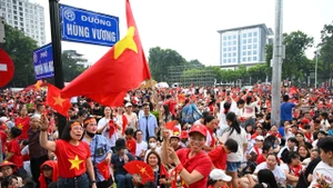 Mọi ngả đường đều dẫn về Quảng trường Ba Đình, người dân náo nức chờ buổi tổng hợp luyện