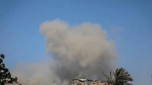 Khói bốc lên sau cuộc không kích của Israel xuống khu vực al-Tuffah, Dải Gaza. (Ảnh: THX/TTXVN)