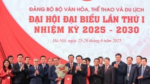 Phó Thủ tướng Mai Văn Chính trao các quyết định chỉ định Ban Chấp hành, Ban Thường vụ, Bí thư, Phó Bí thư Đảng ủy và tặng hoa chúc mừng Ban Chấp hành Đảng bộ Bộ Văn hoá, Thể thao và Du lịch nhiệm kỳ 2025-2030. Ảnh: TTXVN