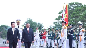 Tổng thống Lee Jae Myung và Tổng Bí thư Tô Lâm duyệt đội danh dự tại Lễ đón. Ảnh: Thống Nhất - TTXVN