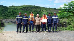 Phó Bí thư Đảng ủy, Chủ tịch Ủy ban nhân dân xã Ea Wer Nguyễn Hữu Truyền trao Giấy khen của Ủy ban nhân dân xã tặng lực lượng cảnh sát phòng cháy chữa cháy và cứu nạn, cứu hộ đã nỗ lực tham gia cứu hộ.