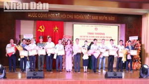 Tặng Bằng khen cho 13 tập thể có thành tích xuất sắc.