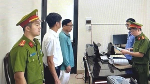 Cơ quan chức năng tống đạt các quyết định khởi tố hai bị can.