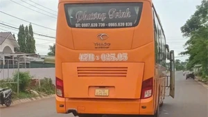 Chiếc xe khách va chạm với xe máy.