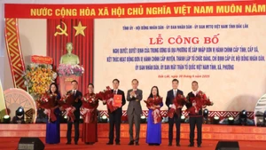 Đồng chí Lê Hoài Trung, Bí thư Trung ương Đảng, Chánh Văn phòng Trung ương Đảng trao quyết định của Ban Chấp hành Trung ương Đảng thành lập Đảng bộ tỉnh Đắk Lắk cho các đồng chí lãnh đạo Tỉnh ủy Đắk Lắk.