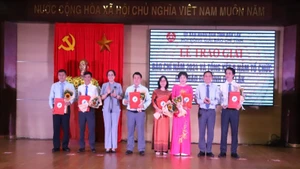 Phó Bí thư Thường trực Tỉnh ủy, Chủ tịch Hội đồng nhân dân tỉnh Đắk Lắk Huỳnh Thị Chiến Hòa và Phó Chủ tịch Thường trực Ủy ban nhân dân tỉnh, Chủ tịch Hội đồng Giải Báo chí tỉnh Đắk Lắk Nguyễn Tuấn Hà trao Giải A cho các tác giả đạt giải.