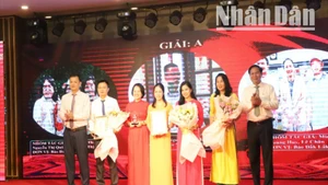 Lãnh đạo Ủy ban nhân dân thành phố Buôn Ma Thuột trao giải cho các tác giả đạt giải A.
