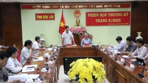 Quyền chủ tịch Ủy ban nhân dân tỉnh Đắk Lắk Nguyễn Thiên Văn phát biểu tại phiên họp thường kỳ tháng 5/2025.
