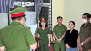 Cơ quan Cảnh sát điều tra tống đạt các quyết định khởi tố bị can, bắt tạm giam Nguyễn Thị Hợi. Ảnh: Công an tỉnh Đắk Lắk.