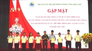 Trao thư khen tặng các em học sinh có thành tích cao.