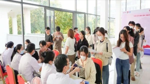 Đông đảo cán bộ, giảng viên, nhân viên, đoàn viên, thanh niên Trường-Bệnh viện Đại học Y Dược Buôn Ma Thuột và tình nguyện viên trong khu vực đăng ký hiến máu tình nguyện.
