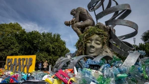 Tác phẩm “The Thinker’s Burden” của nghệ sĩ Canada Benjamin Von Wong bên ngoài trụ sở Liên hợp quốc tại Geneva.