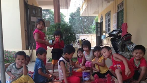 Ở nhiều trường học vùng núi phía bắc còn thiếu nhân viên y tế trong trường học. (Ảnh DIÊN KHÁNH)