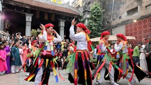 Một trong những điệu múa cổ hiếm hoi đất Thăng Long, "Con đĩ đánh bồng", vẫn được thế hệ trẻ hôm nay tiếp nối gìn giữ trong hội làng Triều Khúc, thành phố Hà Nội. (Ảnh Lê Minh)