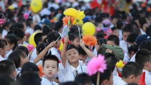 Để mỗi ngày đến trường là một ngày vui, các em cần được bảo vệ, chăm sóc toàn diện về sức khỏe, tinh thần. (Ảnh Thế Đại)