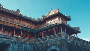 Ngói và gạch men lưu ly (thanh lưu ly, hoàng lưu ly) đã làm nên nét đặc trưng nổi bật trong kiến trúc cung đình Huế. (Ảnh Minh Lê)