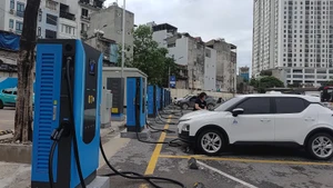 Hệ thống trạm sạc được bố trí tại Bến xe Giáp Bát. (Ảnh VĂN HỌC)
