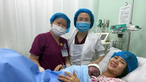 Niềm hạnh phúc khi được đón con chào đời. (Nguồn Bệnh viện Hùng Vương)