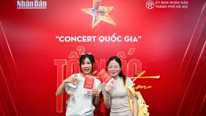 Niềm vui của các bạn trẻ khi nhận vé tham gia “Concert quốc gia” Tổ quốc trong tim. (Ảnh Thành Đạt)