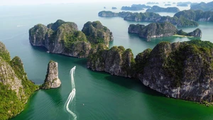 Thiên nhiên tươi đẹp và hùng vĩ nơi vịnh Lan Hạ, thuộc vùng di sản thiên nhiên thế giới Vịnh Hạ Long-Quần đảo Cát Bà. Ảnh: Khiếu Minh
