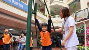 Hiện nay, rất ít trường có được nhân viên y tế chuyên trách. Ảnh Đại Thế