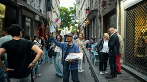 Ali Akbar đã dành nửa thế kỷ gắn bó với nghề bán báo dạo ở thủ đô nước Pháp.