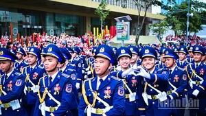 Tình cảm của các chiến sĩ cảnh sát biển gửi đến người dân đang cuồng nhiệt cổ vũ trên đường đoàn quân đi qua.