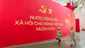 Triển lãm gây ấn tượng mạnh bằng các biểu trưng, biểu tượng, biểu ngữ quy mô lớn, hứa hẹn thu hút đông đảo khách tham quan.
