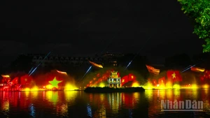 Tháp Rùa bừng sáng lung linh trong chương trình 3D Mapping “Hà Nội rạng rỡ”.