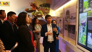 Các đại biểu tham quan, trải nghiệm di sản Hà Nội qua công nghệ hiện đại.