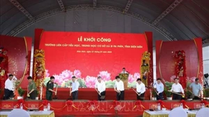 Tổng Bí thư Tô Lâm và các đại biểu thực hiện nghi thức khởi công Trường liên cấp Tiểu học, Trung học cơ sở xã Si Pa Phìn, tỉnh Điện Biên. (Ảnh: THỐNG NHẤT/TTXVN)