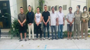 Nhóm đối tượng "cộm cán" cho vay nặng lãi bị bắt giữ tại cơ quan công an. (Ảnh: Công an cung cấp)