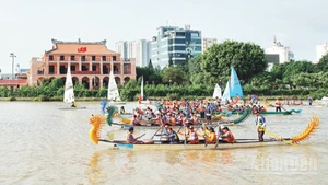 Hoạt động đua thuyền rồng trên sông Sài Gòn (Thành phố Hồ Chí Minh), một trong các hoạt động thu hút du lịch của thành phố. (Ảnh: MẠNH HẢO).