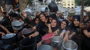 Người dân Palestine phải di dời chờ nhận thực phẩm miễn phí từ một trung tâm phân phối thực phẩm ở Thành phố Gaza, ngày 14/7/2025.(Ảnh: THX)