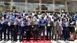 Chủ tịch Quốc hội Trần Thanh Mẫn và Chủ tịch Quốc hội Senegal El Malick Ndiaye chụp ảnh lưu niệm với các đại biểu hai nước dự lễ ký kết. (Ảnh: VĂN CHÚC)