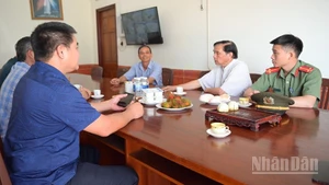 Lực lượng Công an xã Nhân Cơ trao đổi với Ban Chỉ đạo mô hình “Giáo xứ Nhân Cơ an toàn về an ninh, trật tự”.
