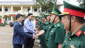 Đồng chí Y Thanh Hà Niê Kđăm, Ủy viên Trung ương Đảng, Bí thư Tỉnh ủy, Trưởng đoàn đại biểu Quốc hội tỉnh Lâm Đồng dẫn đầu đoàn công tác của Thường trực Tỉnh ủy Lâm Đồng đã có buổi làm việc với Đồn Biên phòng Đắk Lao và Đại đội Bộ binh 1.