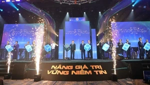 Nhìn lại hành trình 25 năm tổ chức hoạt động giao dịch, HOSE đã đi một chặng đường dài đầy thử thách nhưng cũng rất đáng tự hào.