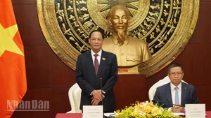 Phó Chủ tịch Quốc hội Trần Quang Phương phát biểu tại buổi gặp gỡ cộng đồng người Việt Nam tại Trung Quốc.