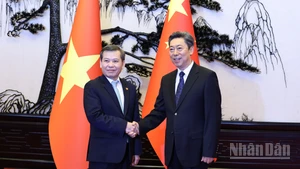 Đồng chí Lê Minh Trí bắt tay đồng chí Trần Văn Thanh, Ủy viên Bộ Chính trị, Bí thư Trung ương Đảng, Bí thư Ủy ban Chính Pháp Trung ương.