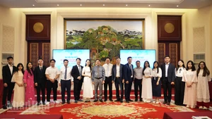 Ban Chấp hành Hội lưu học sinh Việt Nam tại Bắc Kinh nhiệm kỳ 2025-2027 chụp ảnh lưu niệm với đại diện lãnh đạo Đại sứ quán.