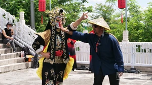 Du khách nước ngoài tương tác trực tiếp với diễn viên biểu diễn nghệ thuật biến mặt trên trường thành Mục Điền Dục.