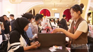 Du khách nước ngoài thanh toán tiền hàng tại khu vui chơi POP LAND ở thủ đô Bắc Kinh, Trung Quốc (Ảnh: HỒ QUÂN)