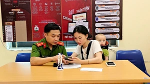 Công an xã Vạn Hòa, thành phố Lào Cai (tỉnh Lào Cai) hướng dẫn người dân thực hiện thủ tục hành chính qua ứng dụng VNeID.