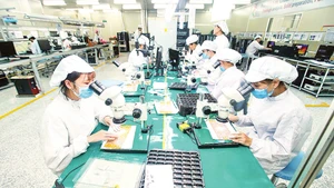 Dây chuyền sản xuất bảng mạch điện tử tại nhà máy của Công ty TNHH 4P ở tỉnh Hưng Yên. (Ảnh: ĐĂNG ANH)
