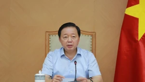 Phó Thủ tướng Trần Hồng Hà làm việc với Bộ Xây dựng và Hội Kiến trúc sư Việt Nam về thiết kế mẫu nhà ở xã hội. (Ảnh: VGP)