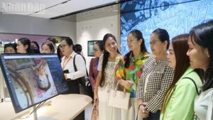 Tham quan phần mềm AI tại Trung tâm trí tuệ nhân tạo Ngũ Tượng, thành phố Nam Ninh, Quảng Tây, Trung Quốc.
